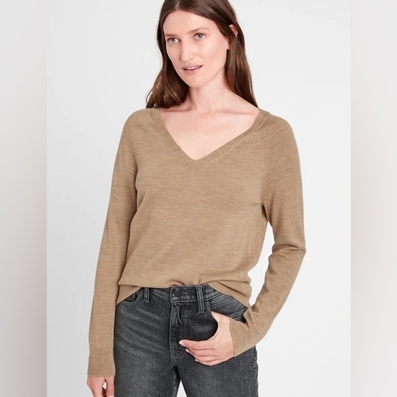 Women’s BANANA REPUBLIC‎ Tan SEAMLESS MERINO V-NECK SWEATER size medium - Picture 1 of 12